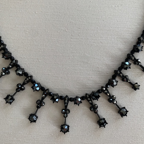 Black necklace and stud set - Picture 2 of 3